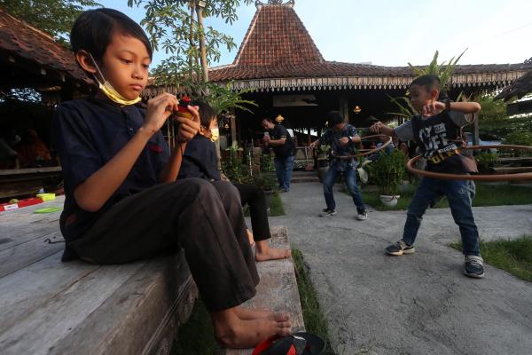 Keseruan Dolanan Jadoel di Waroeng Joglo Merah Putih