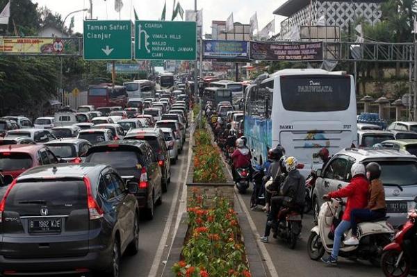 Jalur Puncak Macet, One Way Arah Jakarta Diberlakukan