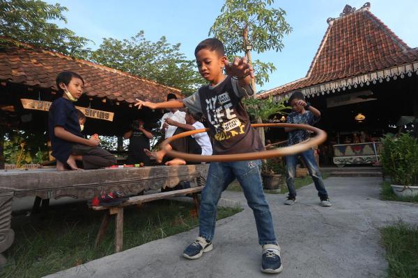 Dolanan Jadoel di Waroeng JMP Tetap Bertahan di Tengah Serangan Gadget