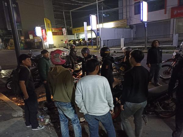 Kaget Ada Tim Maung Galunggung, Remaja Mabuk di Tasikmalaya Tancap Gas Masuk Gang dan Tabrak Gerobak