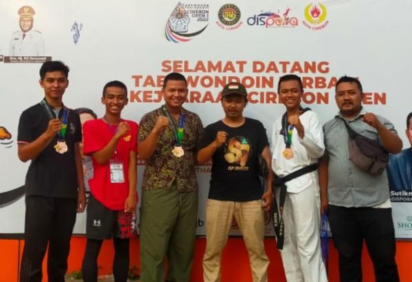 Tiga Atlet Taekwondo Pangandaran Raih Mendali pada Kejuaraan Cirebon Open