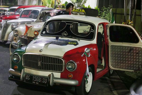 Ratusan Mobil Klasik Fiat Mejeng di Cafe Tenda Surabaya