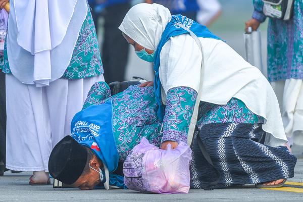 Momen Sujud Syukur Warnai Kepulangan Jemaah Haji Kloter Pertama Debarkasi Palembang di Bandara SMB I
