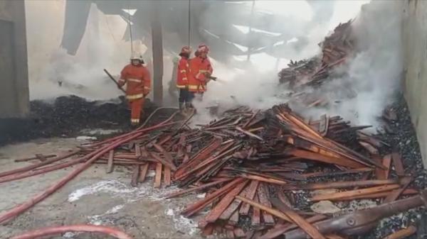 Pabrik Pengolahan Kayu di Driyorejo Gresik Hangus Terbakar