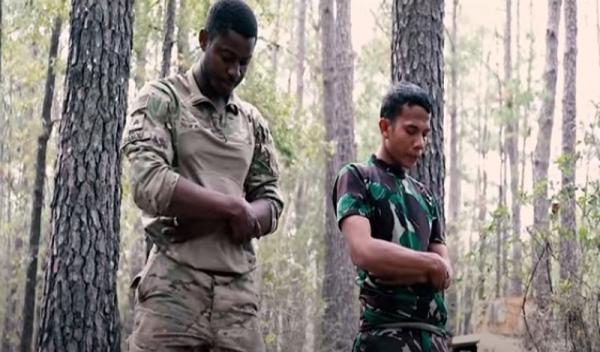 TNI AD Bersama US Army Salat Berjamaah Saat Latihan Perang, Netizen: Masya Allah