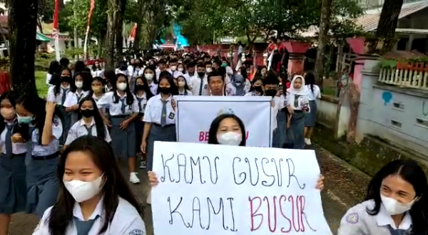 Tolak Sekolah Mereka Digusur, Ribuan Siswa SMA 2 Rantepao Bentangkan Poster Lawan Mafia Tanah