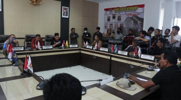 Ratusan Sopir Truk Desak DPRD Kendari Berantas Mafia BBM Subsidi di SPBU