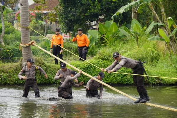 44 Bintara Baru Polres Tasikmalaya Kota Jalani Tradisi Kesatuan Pembaretan di Galunggung