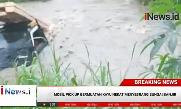 Sungai Kedaung Terjang Mobil Pembawa Kayu