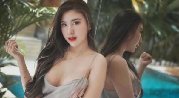 Gaya Seksi Bella Sulian Aspri Hotman Paris, Berbikini hingga Dres Belahan Tinggi