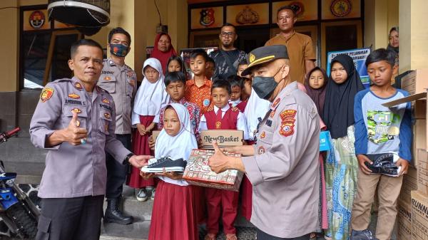 Polres Garut Salurkan Bantuan 151 Pasang Sepatu Bagi Anak Sekolah di Banjarwangi