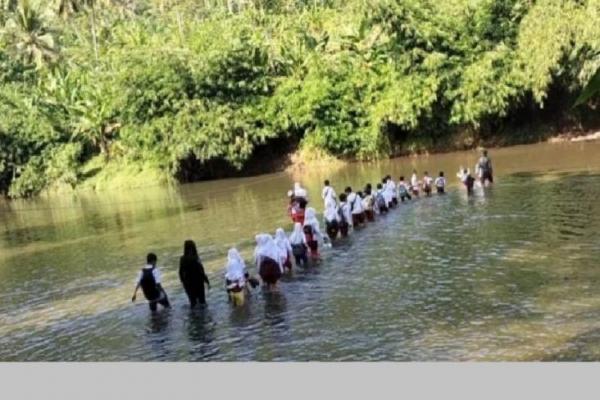 Miris, Demi Masa Depan Ratusan Siswa Nekat Menantang Arus Sungai Demi Sekolah