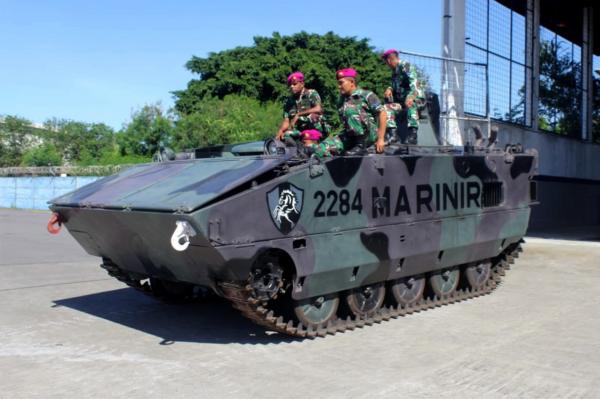 Kendaraan Tempur Lapis Baja Marinir Siaga di Juanda
