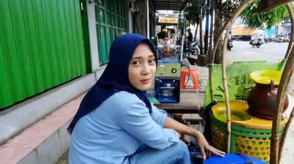 Penjual Es Dawet Ayu Cantik Ini Bikin Klepek-Klepek Pembeli