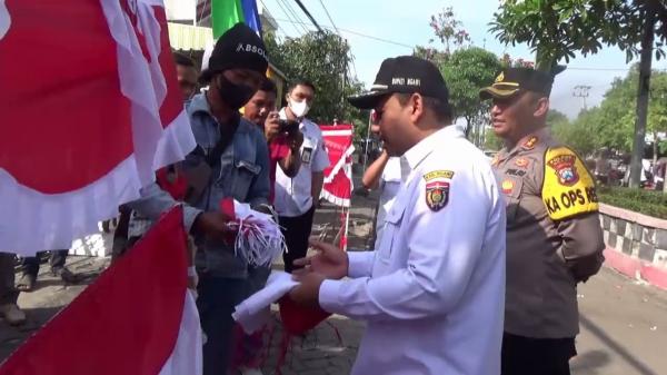 Gerakan 10 juta Bendera Menyambut HUT RI ke 77, Mas Onny Borong Bendera Pedagang Jalanan
