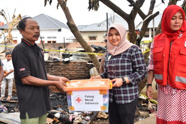 Wabup Madina Salurkan Bantuan Korban Kebakaran di Dalan Lidang