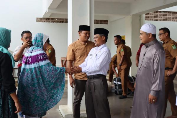 Sekda Madina Sambut Jamaah Haji Kloter Sepuluh di Masjid Agung