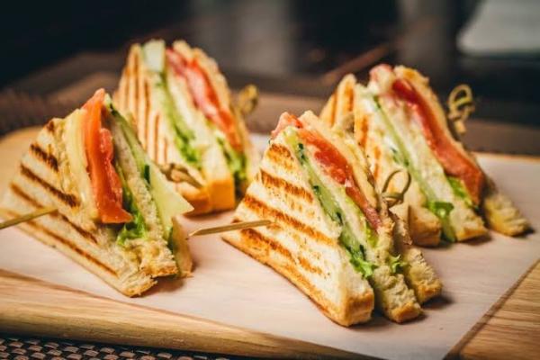 Gegara Beli Sandwich di Bali, Turis Ini Terpaksa Didenda Rp27 Juta