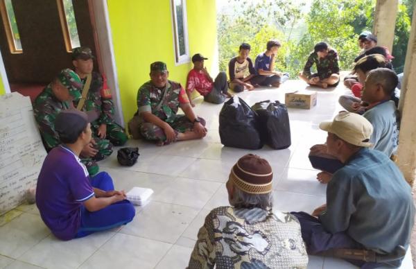 TNI Lakukan jum’at Berkah Bersama Masyarakat Agar Mencintai Lingkungannya
