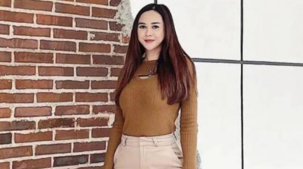 Aura Kasih Pamer Gaya Cewek Bumi, Body Montok Bikin Netizen Gagal Fokus!