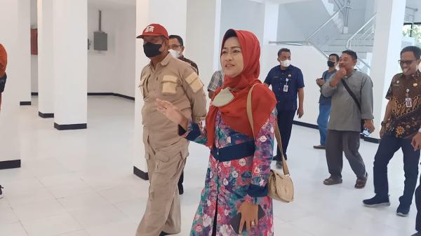 Sidak Rehab Kantor Bupati. Idza Priyanti : Ini Kenapa Kramiknya Kurang Glowing