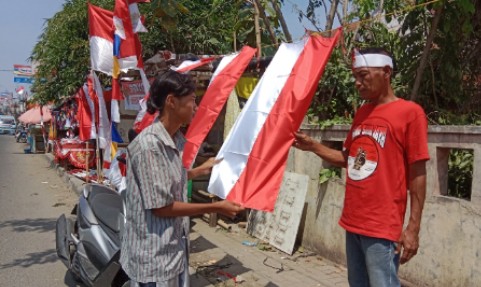 Penjual Pernak Pernik Kemerdekaan Mulai Menjamur di Cirebon