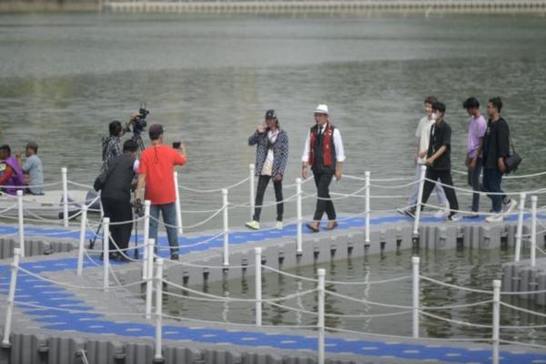 Resmikan Setu Rawa Kalong, Ridwan Kamil Catwalk Bareng Bonge Cs di Atas Floating Deck