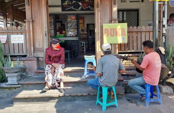 Usai Kunjungan Kerja di Boyolali, Ganjar Nyantai Lesehan Nikmati Musik Pengamen di Warung