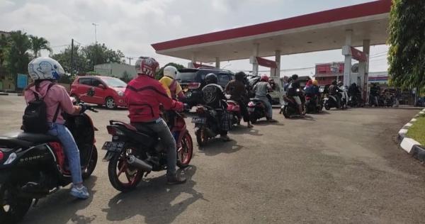Waga Berburu Pertalite di SPBU