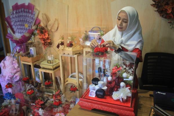 Semarak Kemedekaan, UMKM di Cirebon Olah Kreativitas Seserahan Bernuansa Merah Putih