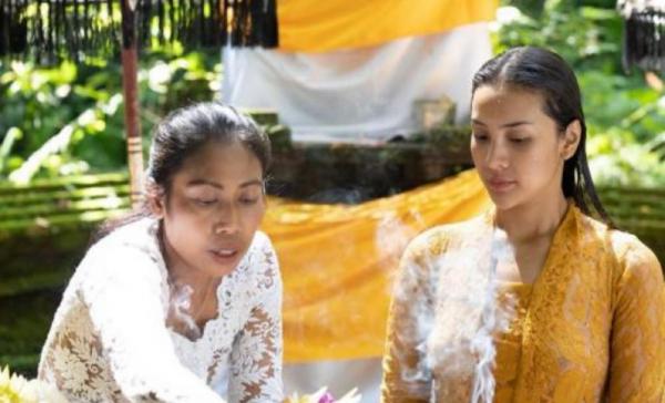 8 Momen Anya Geraldine Jalani Tradisi Melukat, Isu Pindah Agama Mencuat