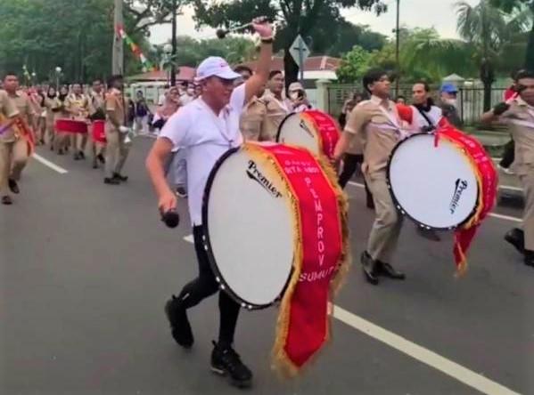 Gubsu Edy Rahmayadi Ikut Main Drum Band, Netizen: Awas Sakit Pinggang, Terbaik Ayah Edy 