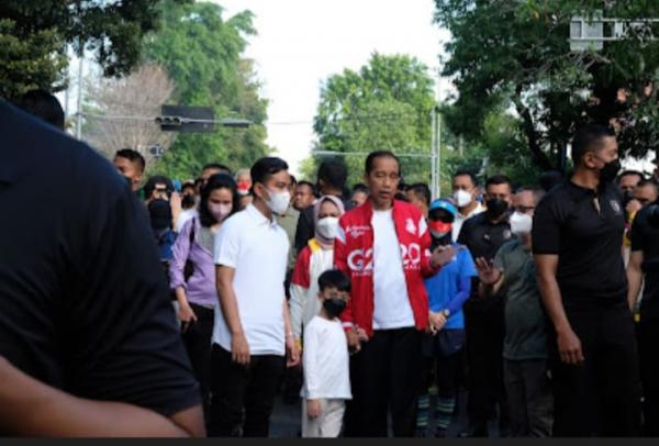 Pulkam, Presiden Jokowi Nostalgia Jalan Kaki di CFD Solo Sambil Borong Balon