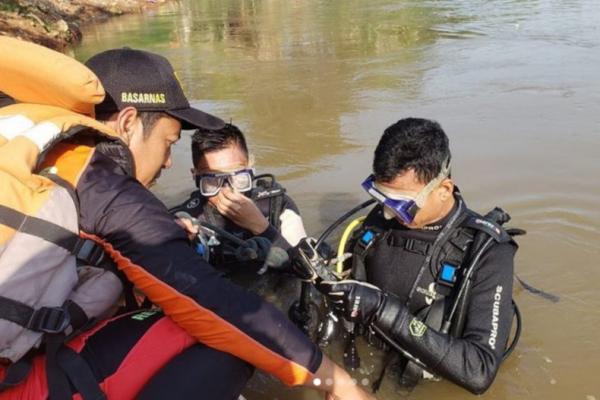 Basarnas Terjunkan Tim Penyelam Cari Dua Bocah yang Hilang Terseret Arus di Kali Bekasi