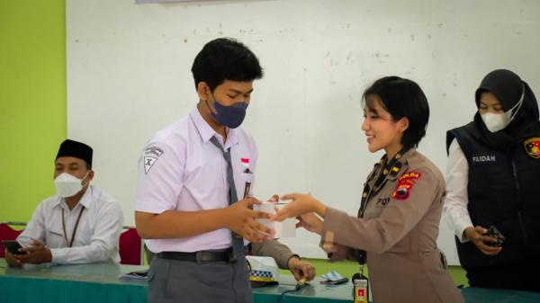 Pasukan Polwan Cantik Dekati Siswa SMA, Ini yang Disampaikan!