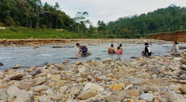 Sungai Cikaengan di Blok Susunan Batuwangi jadi Wisata Dadakan