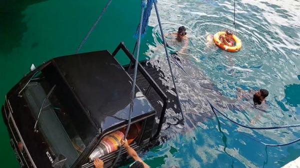 Sopir Digantikan Buruh TKBM, Mobil Pikap Terjun Bebas ke Laut di Dermaga Murhum Baubau