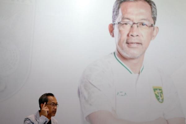 Pelatih Persebaya Aji Santoso Paparkan Masa Depan Sepak Bola di Indonesia