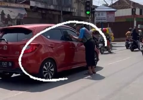 Viral! Tingkah Kakek Pengemis di Indramayu Meresahkan Pengendara, Pukul-pukul Kaca Mobil