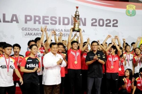 Penyerahan Trofi Piala Presiden PBSI Diwakili Prabowo di Jakarta