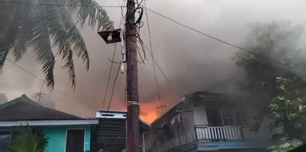 BREAKING NEWS: Permukiman Padat Penduduk di Klandasan Balikpapan Terbakar