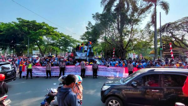 Seribu Buruh Demo DPRD Kabupaten Serang, Aksi Berlangsung Aman di Bawah Penjagaan Polisi