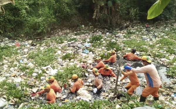 Mengerikan!! Begini Penampakan 150 Ton Sampah Yang Diangkat Dari Sungai Cikarang Bekasi