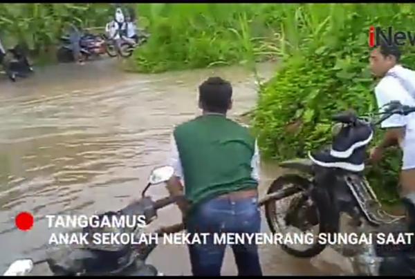 Video Amatir Terlihat Beberapa Anak SMP Dan SMA Berangkat Sekolah ...