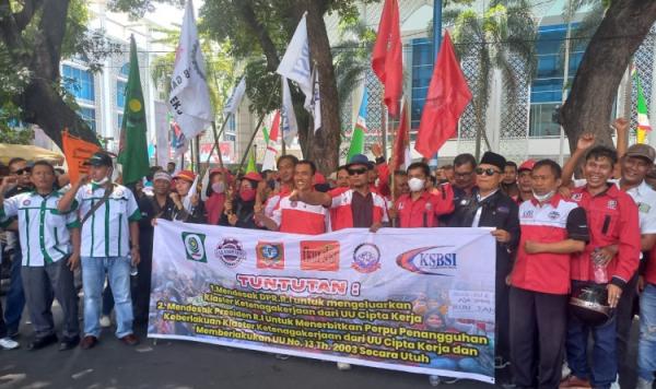 Demo di DPRD Sumut, Ratusan Buruh Desak Presiden Cabut Undang-undang Cipta Kerja