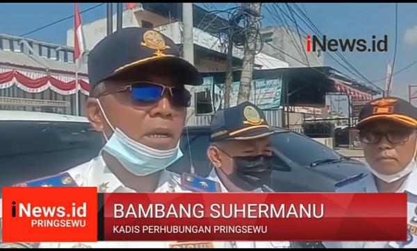 Video Viral Petugas Dinas Perhubungan Pringsewu Turun Kejalan Bagikan Ratusan Bendera