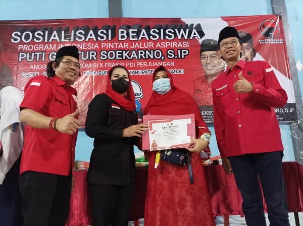 17.000 Beasiswa SD-SMA Diserahkan ke Siswa, Puti Ingin Tambah Kuota Penerima Surabaya dan Sidoarjo