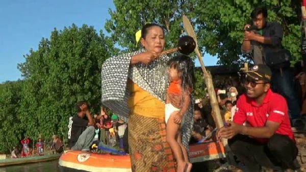 Tradisi Turun-temurun, Memandikan Bayi di Aliran Sungai Bengawan Solo
