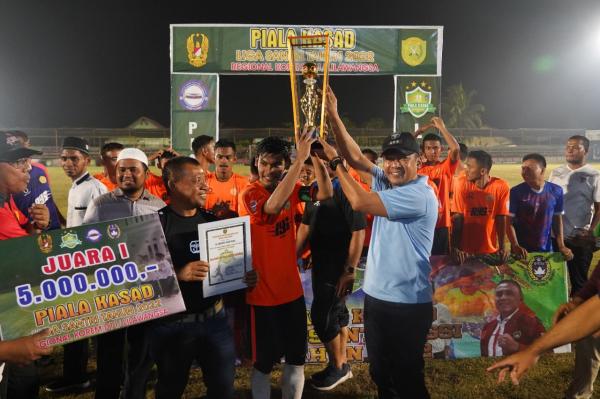 Danrem Bayu Permana Serahkan Trophy Piala Kasad Kepada Tim Al Azhar FC