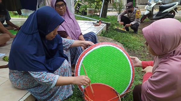 Emak-Emak Antusias Menghiasi Gang Dengan Ornamen Merah Putih
